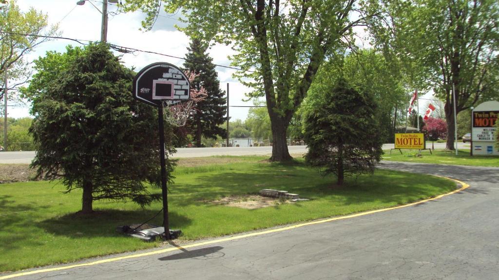 Twin Peaks Motel Napanee Εξωτερικό φωτογραφία