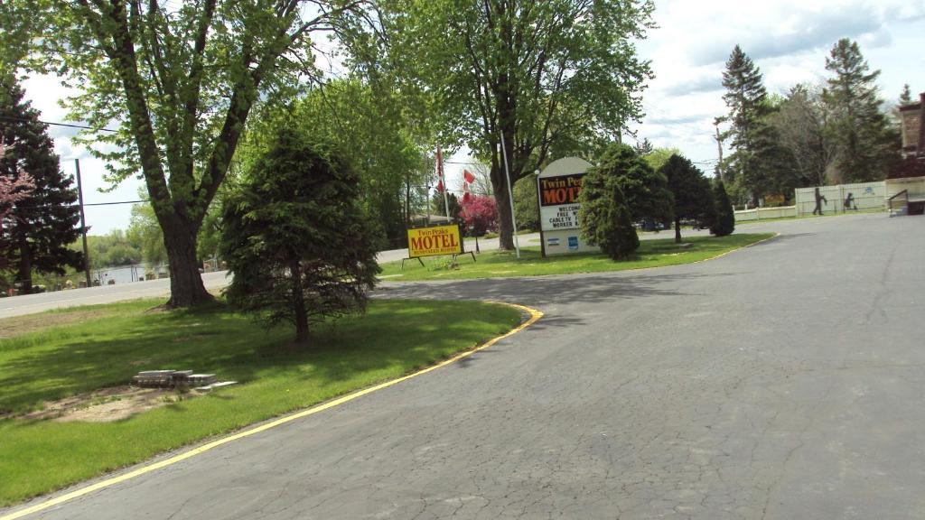 Twin Peaks Motel Napanee Εξωτερικό φωτογραφία