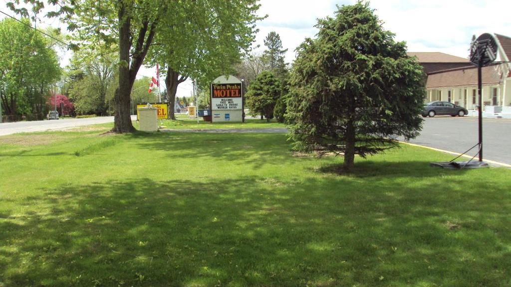 Twin Peaks Motel Napanee Εξωτερικό φωτογραφία