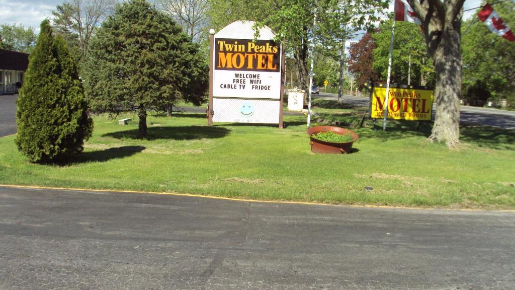Twin Peaks Motel Napanee Εξωτερικό φωτογραφία
