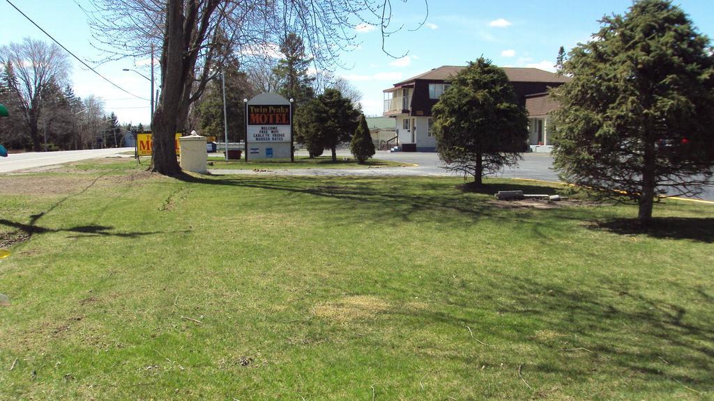 Twin Peaks Motel Napanee Εξωτερικό φωτογραφία